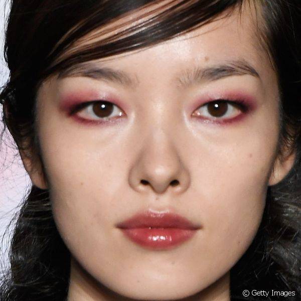 A marca Anna Sui apostou na sombra vinho nos olhos e também nos lábios, deixando a maquiagem super alegre para o verão 2017